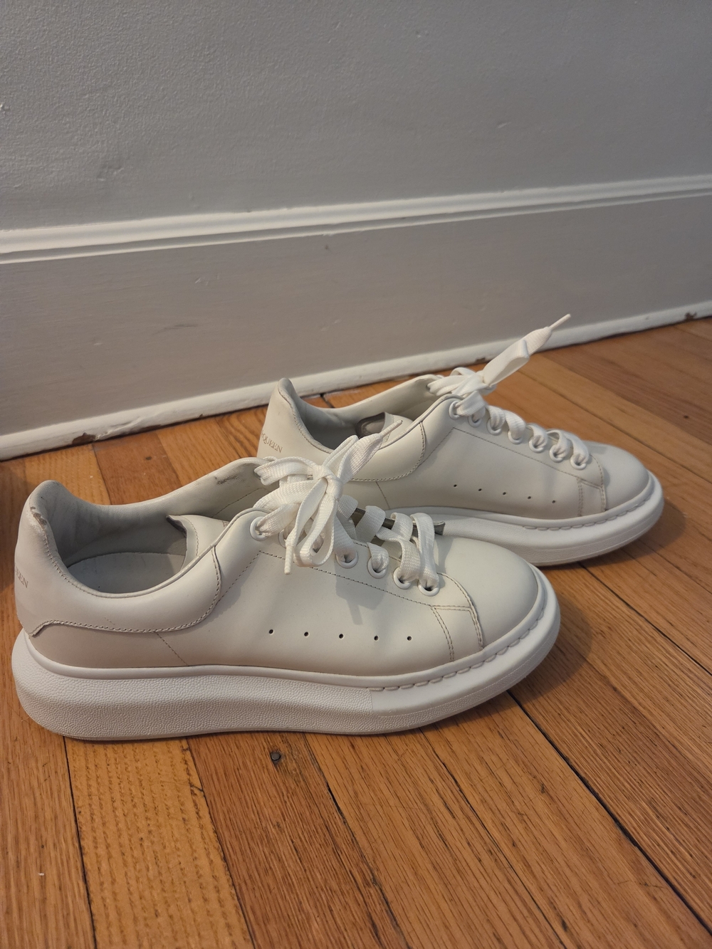 Alexander McQueen White Low-Top Leather Sneakers - Picture 7 of 7